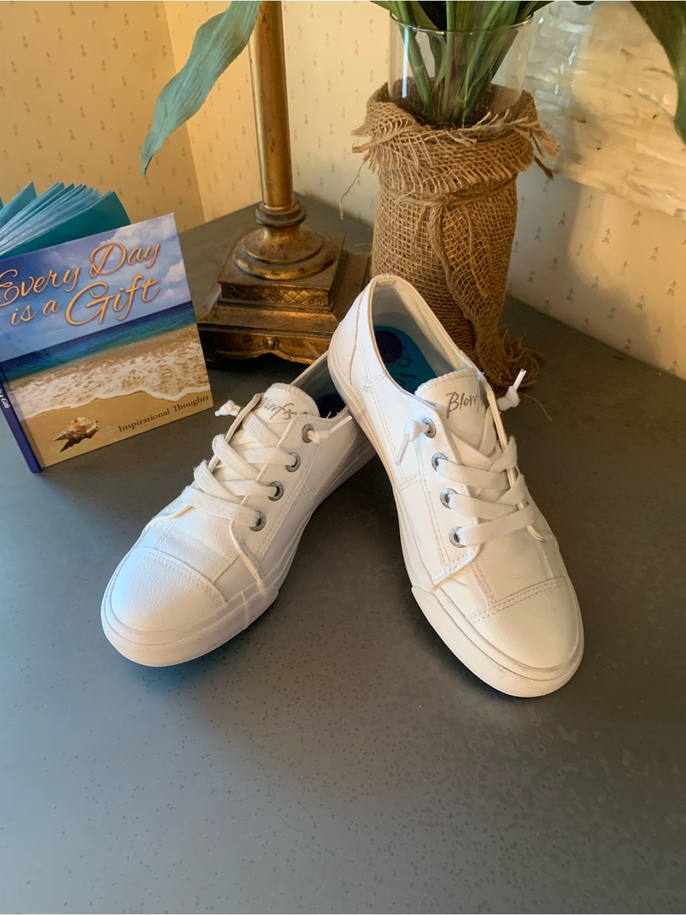 Blowfish NEW NEVER WORN, Malibu WHITE grained canvas sneakers. Size 8.5.